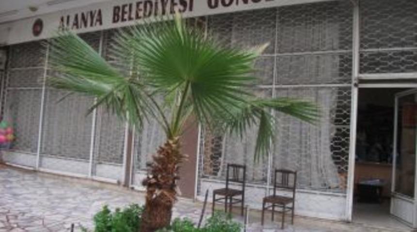 Alanya'da ihtiya&ccedil; sahipleri G&ouml;n&uuml;l Pınarı Mağazası'ndan giyiniyor