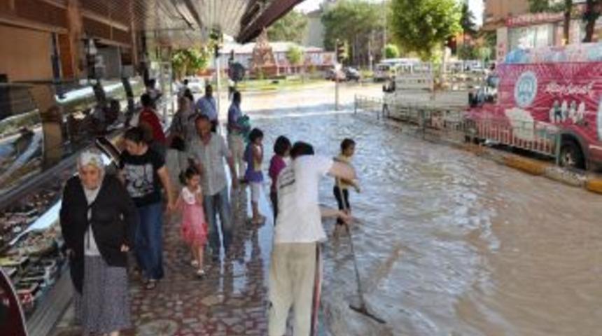 İçme su borusu patladı, trafik felç oldu