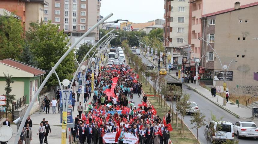 Ağrı'da bin &ouml;ğrenci Gazze i&ccedil;in y&uuml;r&uuml;d&uuml;, u&ccedil;urtmalarını g&ouml;ky&uuml;z&uuml;ne bıraktı
