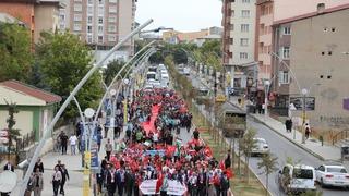 Ağrı'da bin öğrenci Gazze için yürüdü, uçurtmalarını gökyüzüne bıraktı