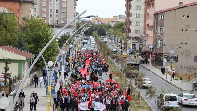 Ağrı'da bin öğrenci Gazze için yürüdü, uçurtmalarını gökyüzüne bıraktı