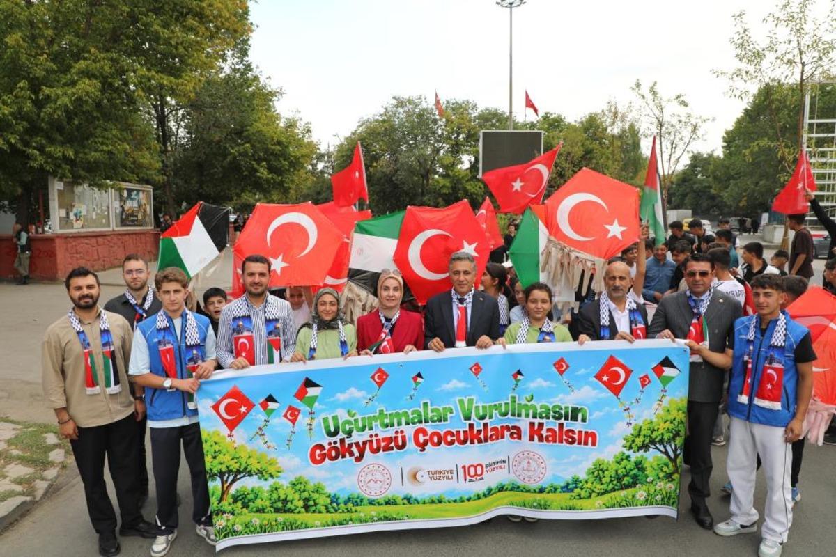 Ağrı da bin &ouml;ğrenci Gazze i&ccedil;in y&uuml;r&uuml;d&uuml;, u&ccedil;urtmalarını g&ouml;ky&uuml;z&uuml;ne bıraktı 1
