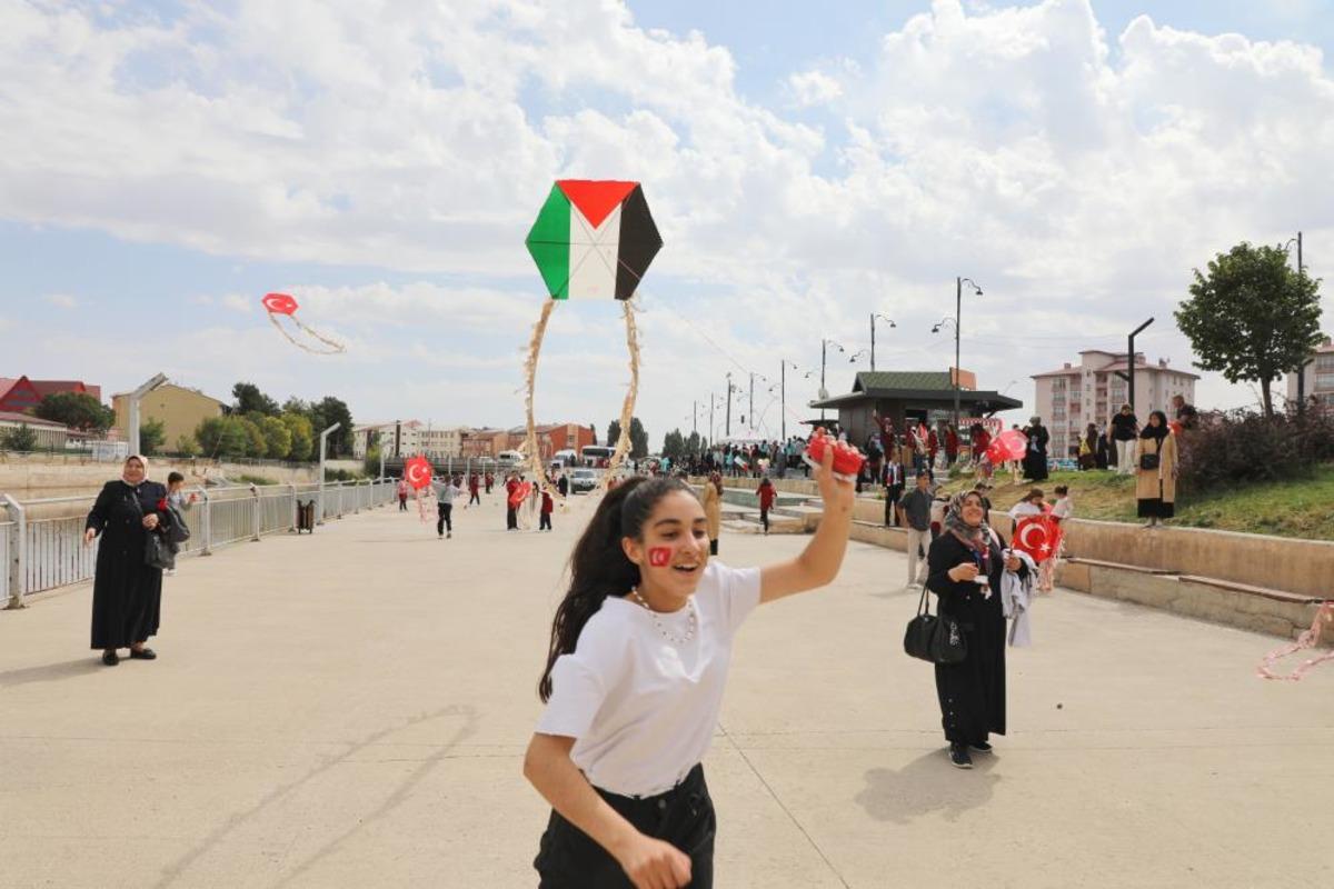 Ağrı da bin &ouml;ğrenci Gazze i&ccedil;in y&uuml;r&uuml;d&uuml;, u&ccedil;urtmalarını g&ouml;ky&uuml;z&uuml;ne bıraktı 2