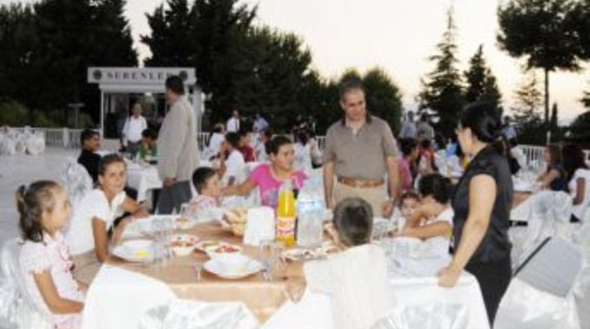 Vali Tapsız, yuvadaki &ccedil;ocuklara iftar verdi