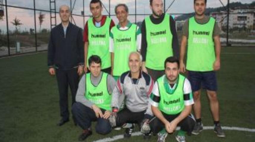 Gazeteciler halı saha ma&ccedil;ında hakim ve savcılara mağlup oldu