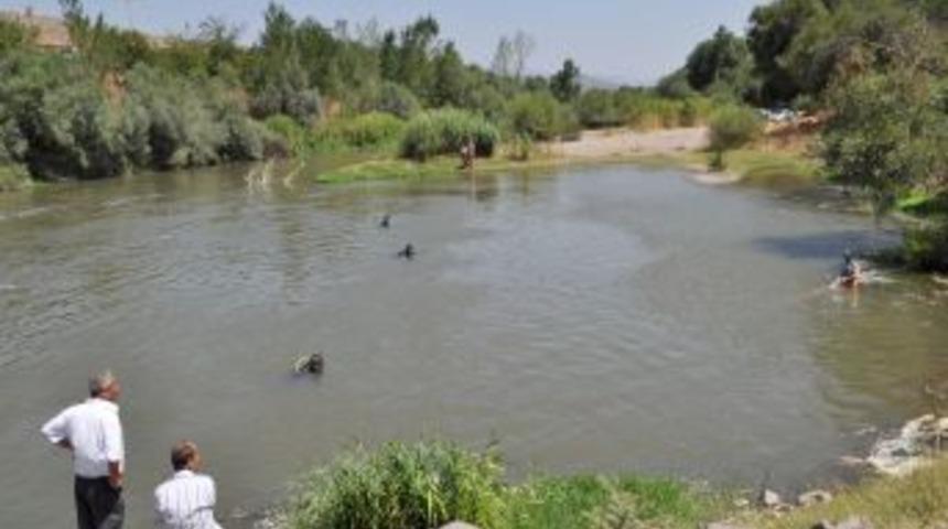 Simav &ccedil;ayında balık tutmaya giden &uuml;&ccedil; kardeşten haber alınamıyor