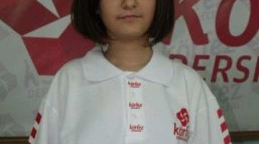 Uşak K&ouml;rfez Dershaneleri SBS T&uuml;rkiye birincisine altın taktı