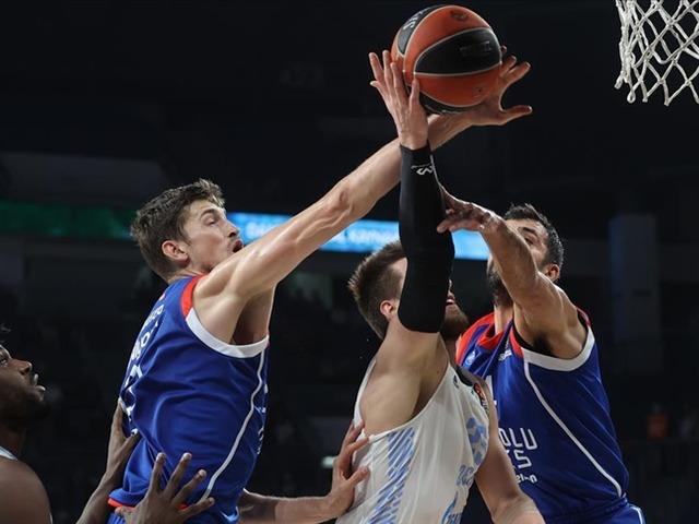 Anadolu Efes, hazırlık ma&ccedil;ında Zenit'i 100-76 yendi