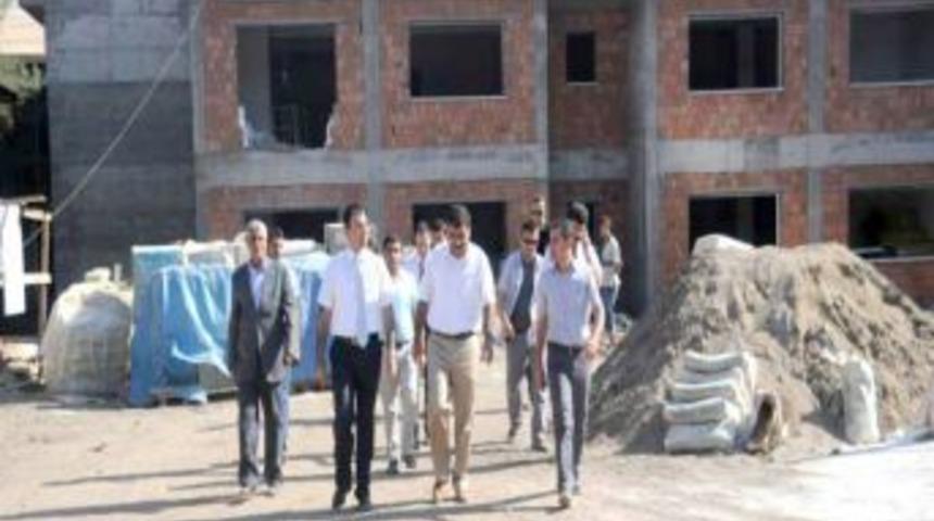 Vali Toprak, &Ccedil;ocuk ve Gen&ccedil;lik Merkezi inşaatını inceledi