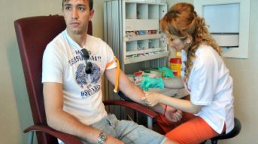 Muslera, sağlık kontrol&uuml;nden ge&ccedil;ti