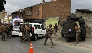 Erzurum'da iki aile arasında silahla &ccedil;atışma: 1'i polis 12 yaralı