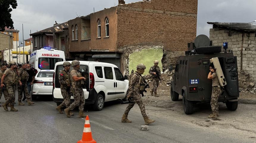Erzurum'da iki aile arasında silahla &ccedil;atışma: 1'i polis 12 yaralı