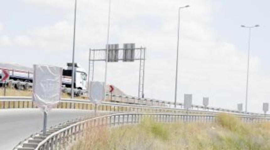 &Ccedil;evre yolundaki levhalar torbayla kapatıldı