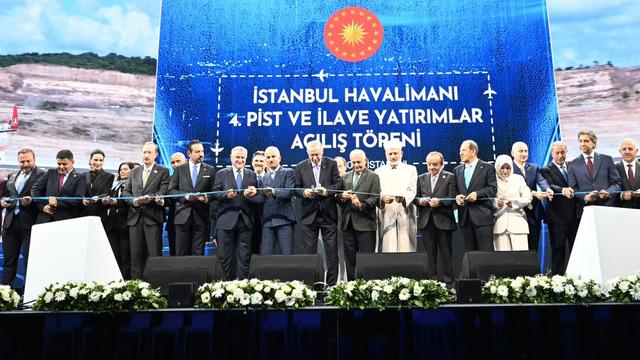 İstanbul Havalimanı'nda 4. pistten ilk u&ccedil;ak havalandı: "Tarihi bir adım"