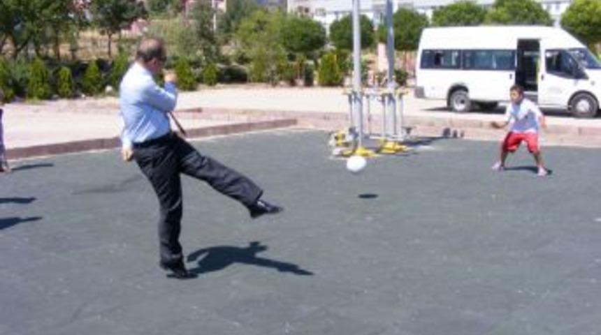 Validen top istedi, hediyesini makamda aldı