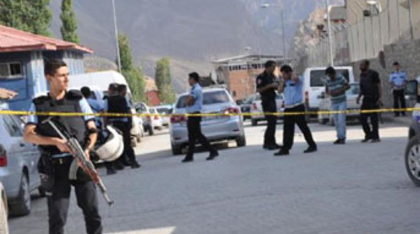 Sokak ortasında polise silahlı saldırı