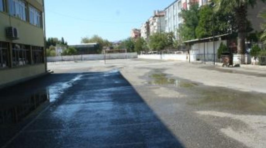 Edremit Belediyesi okulları temizledi