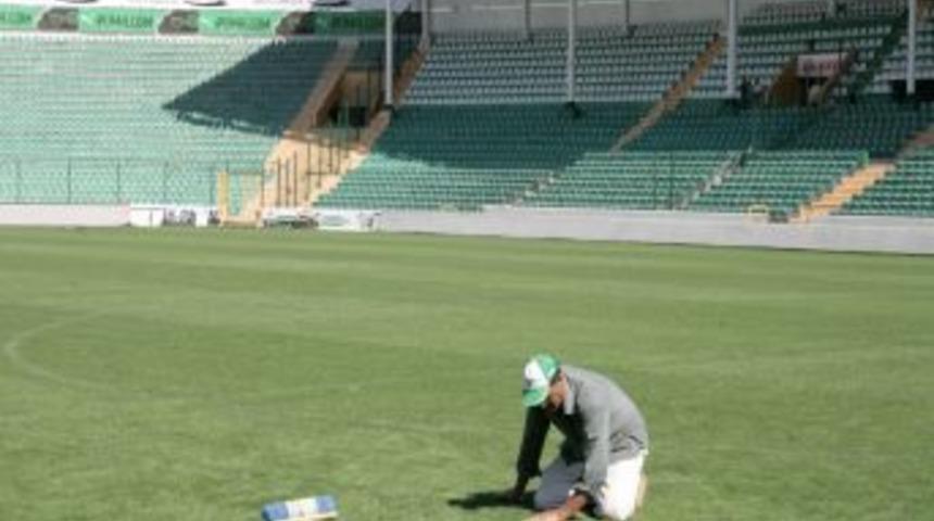 Atat&uuml;rk Stadı'nın koltuklarını yaktılar, zeminine zarar verdiler