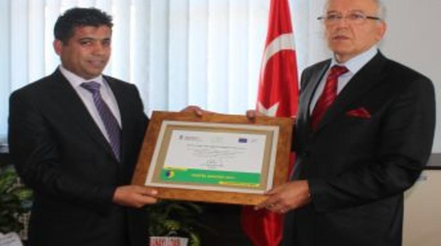 İneg&ouml;l Kaymakamı İnci'den Safvet Koleji'ne dil &ouml;d&uuml;l&uuml;