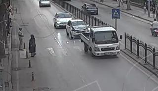 Yayaya yol veren kamyonete otomobil &ccedil;arptı