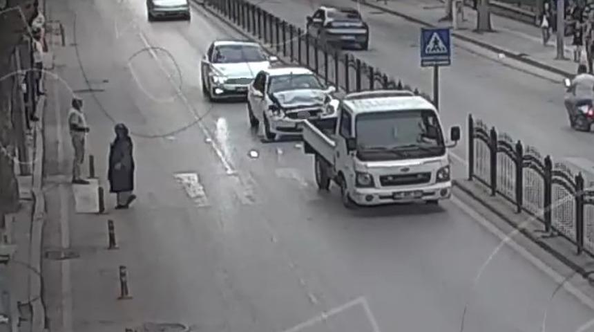 Yayaya yol veren kamyonete otomobil &ccedil;arptı