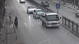 Yayaya yol veren kamyonete otomobil çarptı