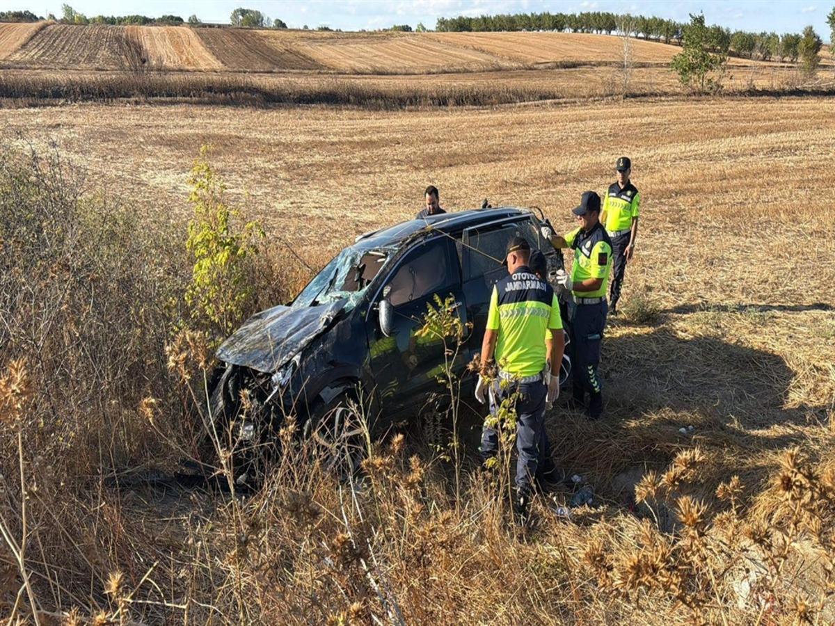 Tekirdağ da otomobil takla atarak tarlaya devrildi: 1 ölü, 2 yaralı 1