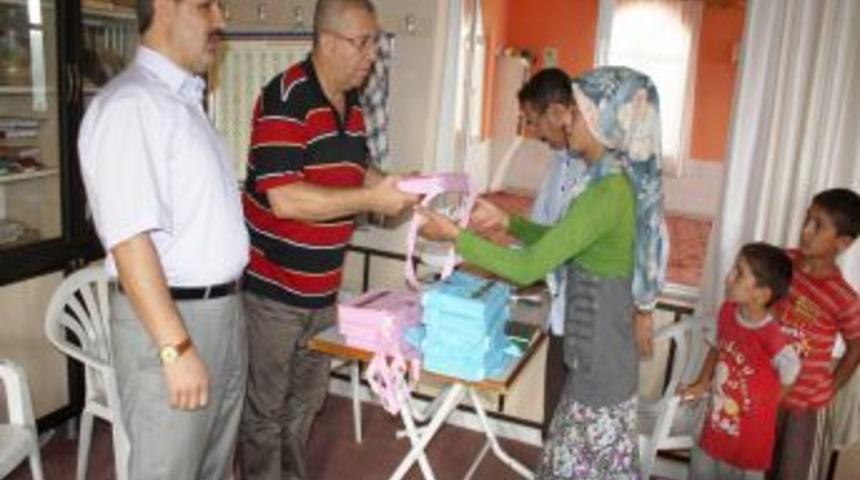 Kuran Kursu &ouml;ğrencilerine Kur&rsquo;an, tiş&ouml;rt ve eşarp dağıtıldı
