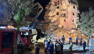 K&uuml;&ccedil;&uuml;k&ccedil;ekmece&rsquo;de kentsel d&ouml;n&uuml;ş&uuml;mdaki bina &ccedil;&ouml;kt&uuml;: 2 kişi yaralandı