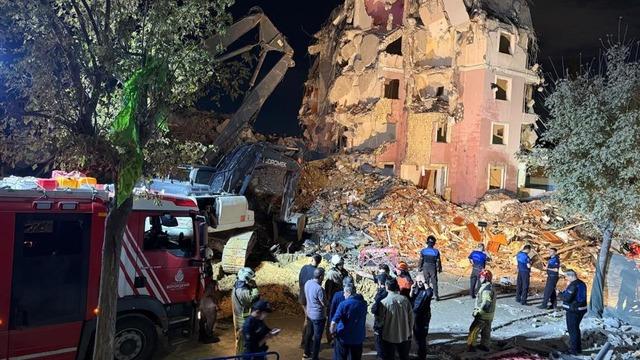 K&uuml;&ccedil;&uuml;k&ccedil;ekmece&rsquo;de kentsel d&ouml;n&uuml;ş&uuml;mdeki bina &ccedil;&ouml;kt&uuml;: 2 kişi yaralandı