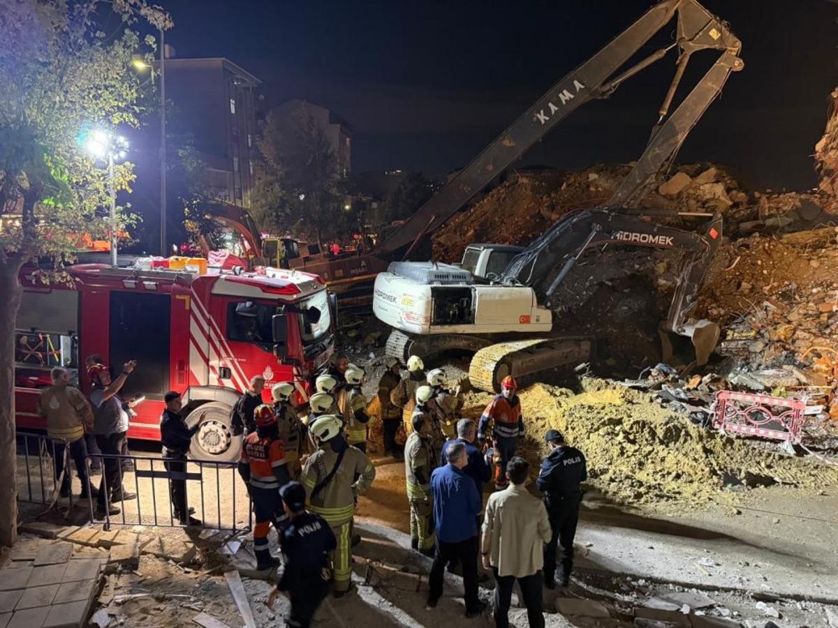 Küçükçekmece’de kentsel dönüşümdeki bina çöktü: 2 kişi yaralandı, enkazda arama çalışması sürüyor 1