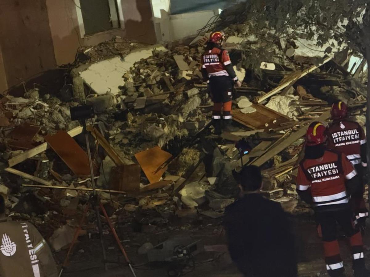 Küçükçekmece’de kentsel dönüşümdeki bina çöktü: 2 kişi yaralandı, enkazda arama çalışması sürüyor 3