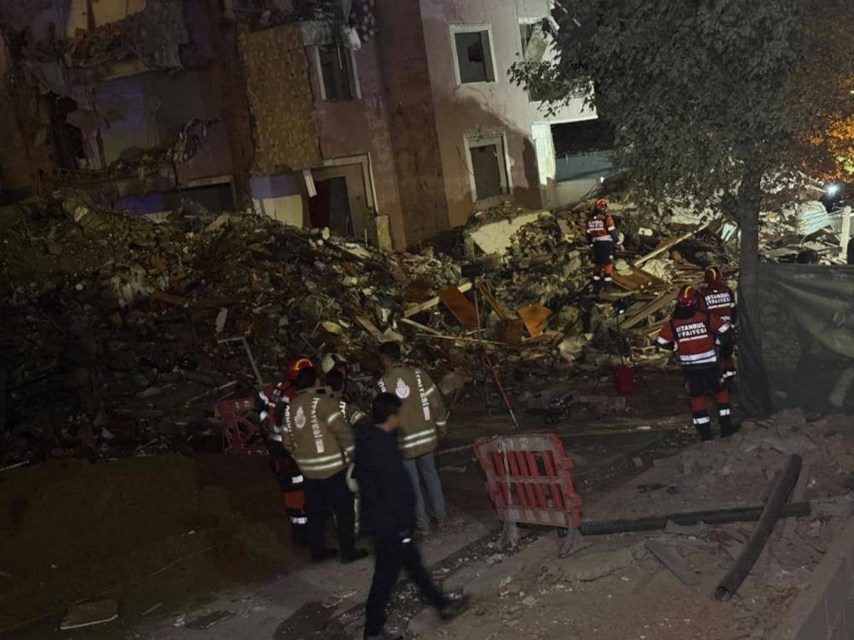 Küçükçekmece’de kentsel dönüşümdeki bina çöktü: 2 kişi yaralandı, enkazda arama çalışması sürüyor 2