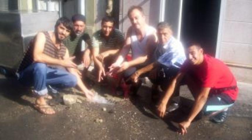 Su ka&ccedil;ağı başında hatıra resmi