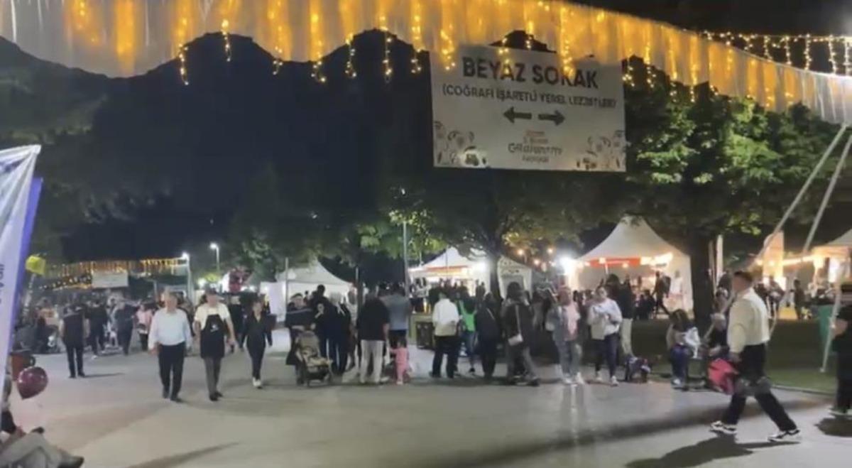 Bursa Gastronomi Festivali nde akşam yoğunluğu 2