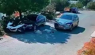 Otomobiliyle k&ouml;peklerin &uuml;zerinden ge&ccedil;ti