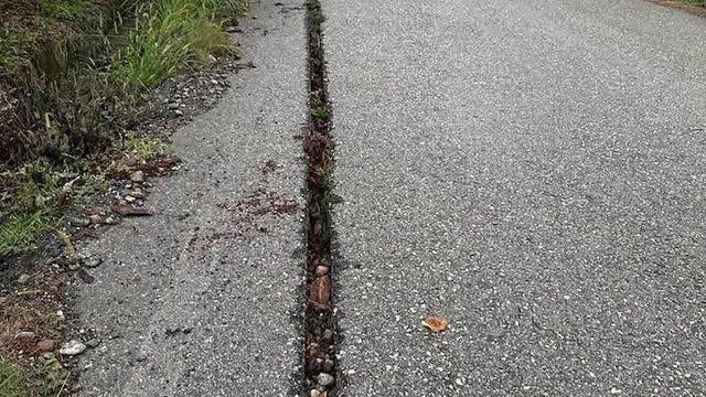 Fiber internet için kazılan yol kapatılmadı, köy sakinleri tepki gösterdi