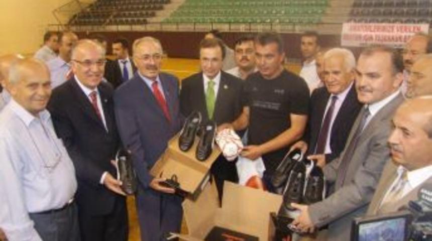 Denizli&rsquo;de amat&ouml;r spor kul&uuml;plerine malzeme yardımı yapıldı