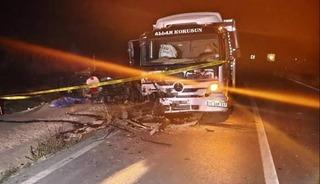 Kamyon ile otomobil kafa kafaya &ccedil;arpıştı: 1 &ouml;l&uuml;, 1 yaralı