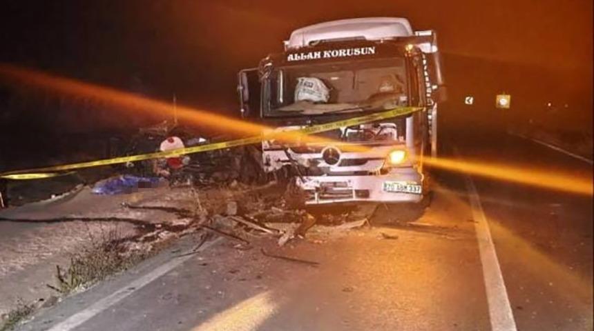 Kamyon ile otomobil kafa kafaya &ccedil;arpıştı: 1 &ouml;l&uuml;, 1 yaralı