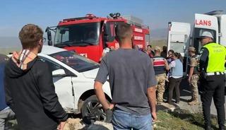 Otomobil ile pikap &ccedil;arpıştı: 3 kişi yaralandı