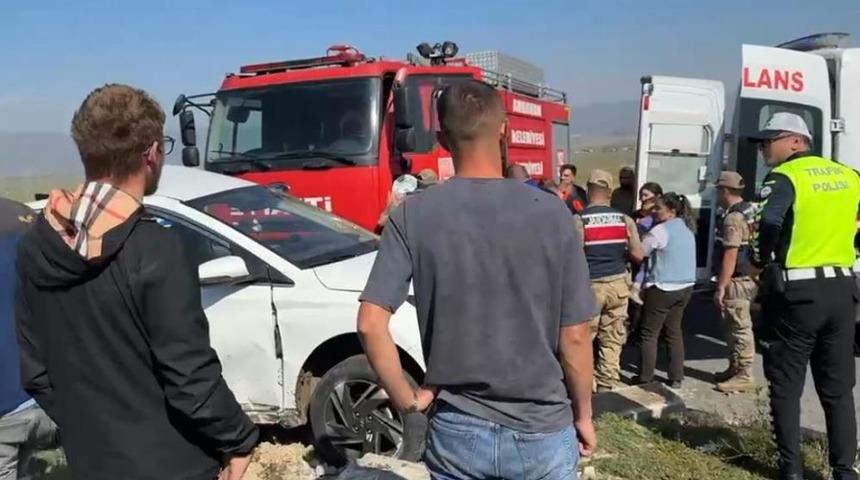 Otomobil ile pikap &ccedil;arpıştı: 3 kişi yaralandı