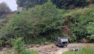 Trabzon&rsquo;da ara&ccedil; dereye u&ccedil;tu: 3&rsquo;&uuml; ağır 5 yaralı