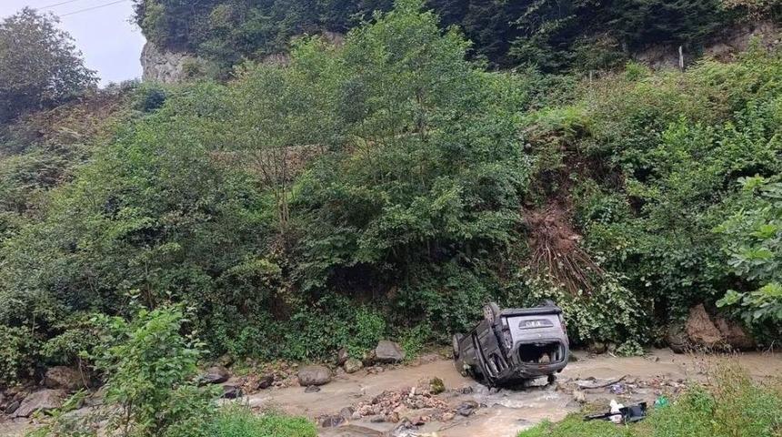 Trabzon&rsquo;da ara&ccedil; dereye u&ccedil;tu: 3&rsquo;&uuml; ağır 5 yaralı