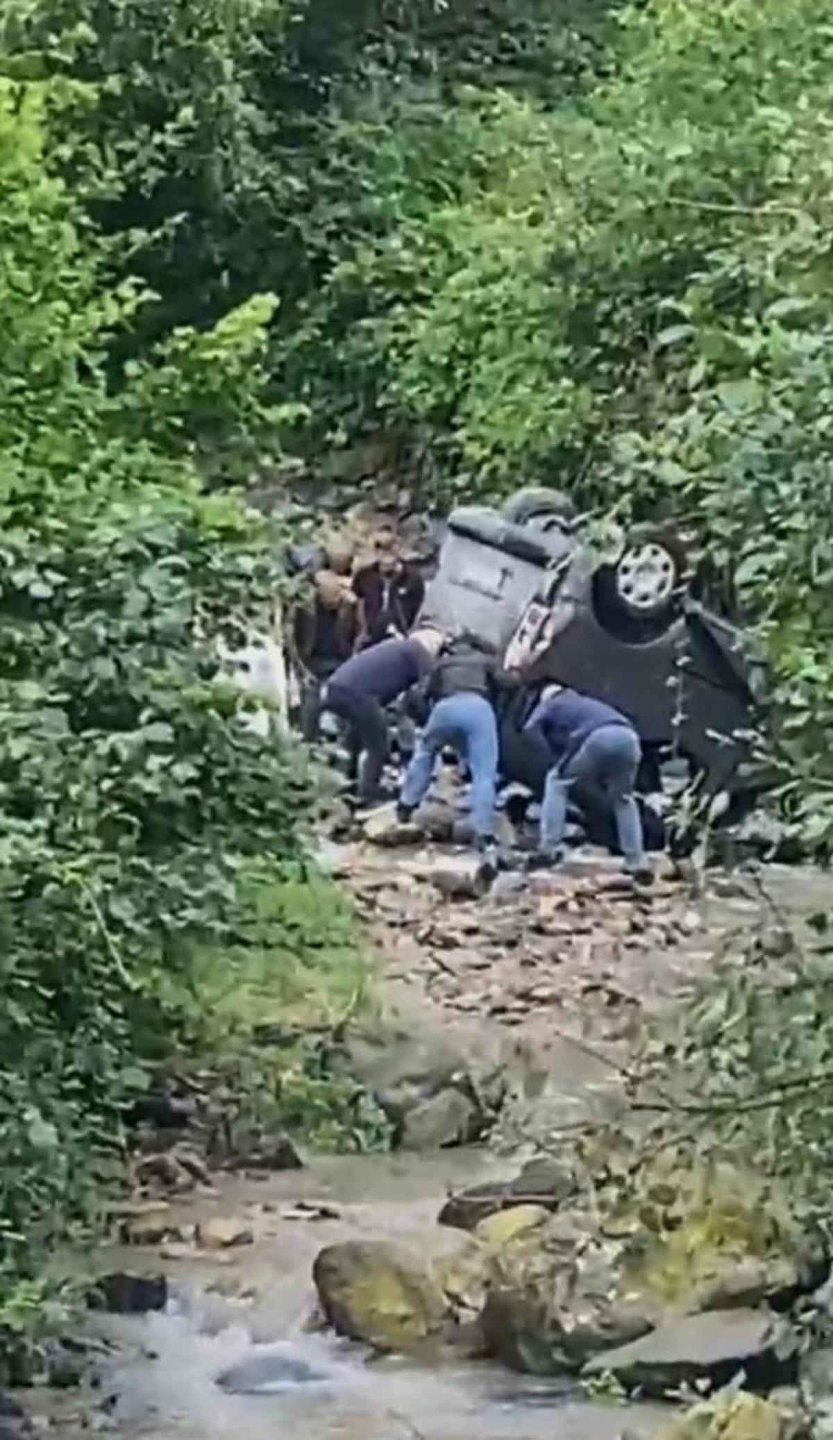 Trabzon’da araç dereye uçtu: 3’ü ağır 5 yaralı 1