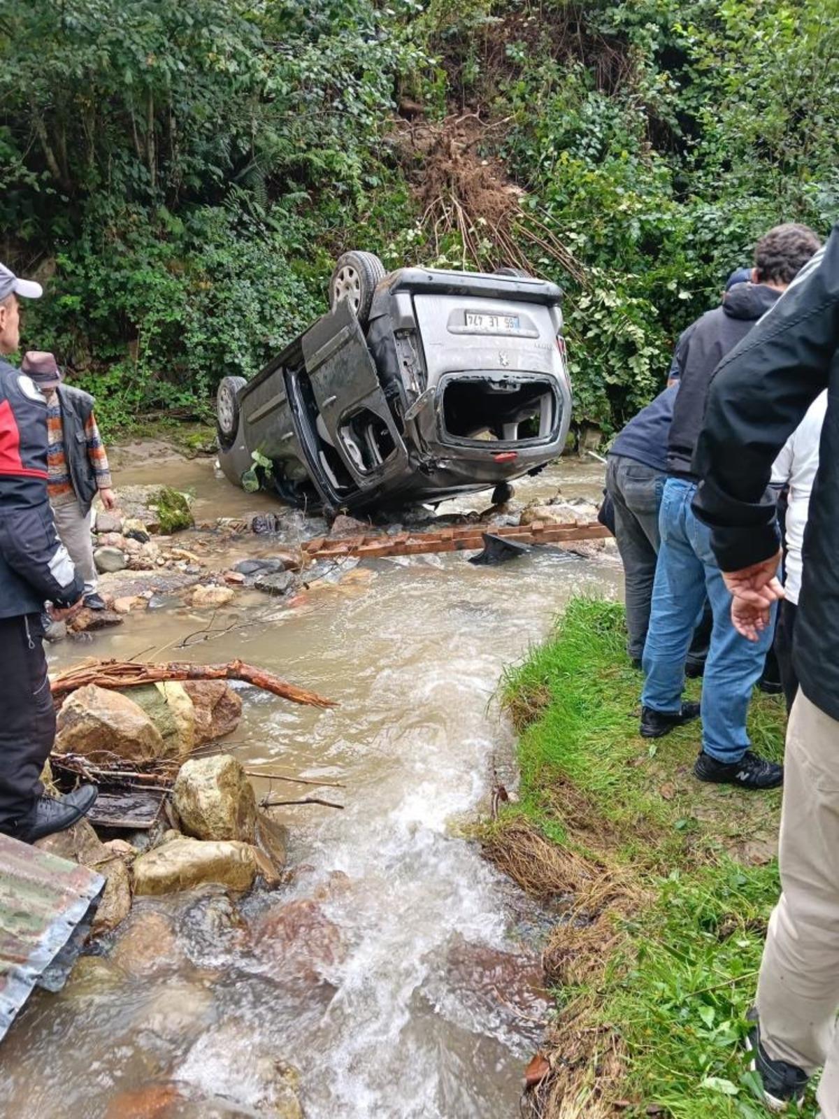 Trabzon’da araç dereye uçtu: 3’ü ağır 5 yaralı 2