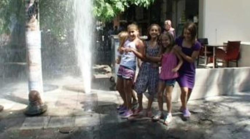 Kadık&ouml;y&rsquo;de patlayan su borusu &ccedil;ocuklara eğlence oldu