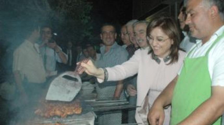 Bakan Şahin, kebap pişirdi, ebru yaptı
