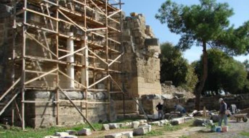 Anıtsal Çeşme'de 2 yıl içinde 21 sütunun ayağa kaldırılması bekleniyor