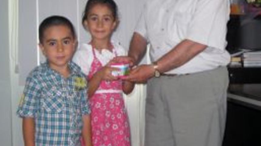 Bisiklet almak i&ccedil;in biriktirdikleri har&ccedil;lıklarını Afrikalı &ccedil;ocuklara g&ouml;nderdiler